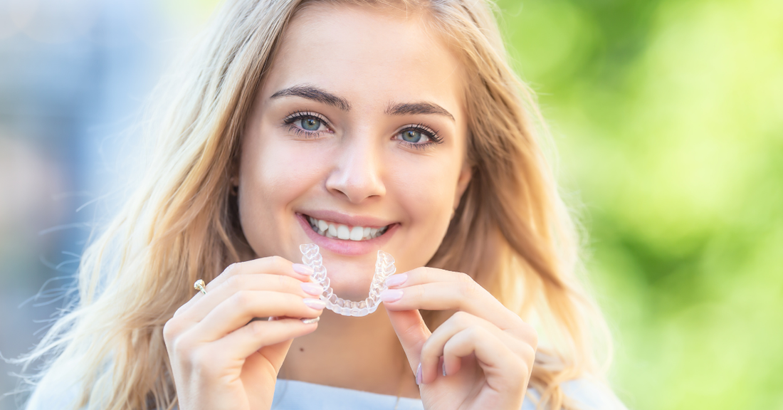 Image illustrating a confident individual with invisible braces in a social situation.