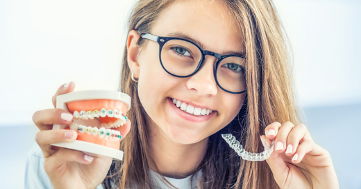 Image illustrating the comparison between dental braces vs Invisalign.